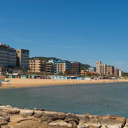 Zara D'Amare A Pesaro 10 Metri Dalla Spiaggia By Yohome Exteriör bild