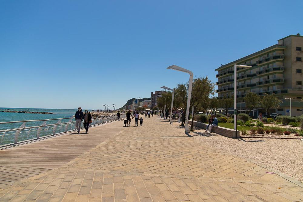 Zara D'Amare A Pesaro 10 Metri Dalla Spiaggia By Yohome Exteriör bild