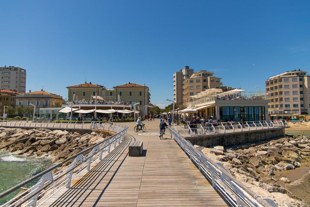 Zara D'Amare A Pesaro 10 Metri Dalla Spiaggia By Yohome Exteriör bild
